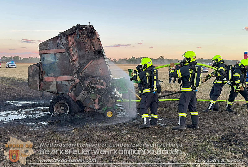 20260703_Brand einer Arbeitsmaschine (Rundballenpresse) auf einem Feld im Gemeindegbiet Günselsdorf Foto: Stefan Schneider BFKDO BADEN 20260703_Brand einer Arbeitsmaschine (Rundballenpresse) auf einem Feld im Gemeindegbiet Günselsdorf Foto: Stefan Schneider BFKDO BADEN
