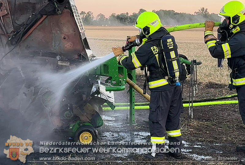 20260703_Brand einer Arbeitsmaschine (Rundballenpresse) auf einem Feld im Gemeindegbiet Günselsdorf Foto: Stefan Schneider BFKDO BADEN 20260703_Brand einer Arbeitsmaschine (Rundballenpresse) auf einem Feld im Gemeindegbiet Günselsdorf Foto: Stefan Schneider BFKDO BADEN