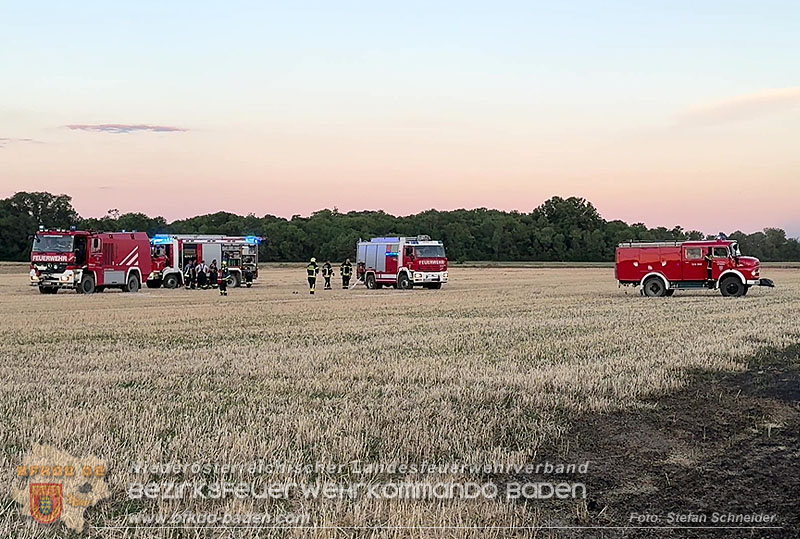 20260703_Brand einer Arbeitsmaschine (Rundballenpresse) auf einem Feld im Gemeindegbiet Günselsdorf Foto: Stefan Schneider BFKDO BADEN 20260703_Brand einer Arbeitsmaschine (Rundballenpresse) auf einem Feld im Gemeindegbiet Günselsdorf Foto: Stefan Schneider BFKDO BADEN