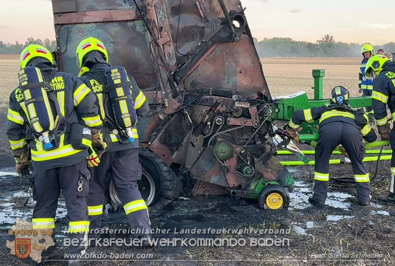 20260703_Brand einer Arbeitsmaschine (Rundballenpresse) auf einem Feld im Gemeindegbiet Günselsdorf Foto: Stefan Schneider BFKDO BADEN 20260703_Brand einer Arbeitsmaschine (Rundballenpresse) auf einem Feld im Gemeindegbiet Günselsdorf Foto: Stefan Schneider BFKDO BADEN