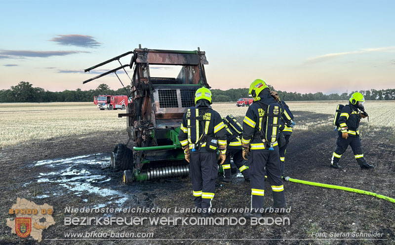 20260703_Brand einer Arbeitsmaschine (Rundballenpresse) auf einem Feld im Gemeindegbiet G�nselsdorf Foto: Stefan Schneider BFKDO BADEN