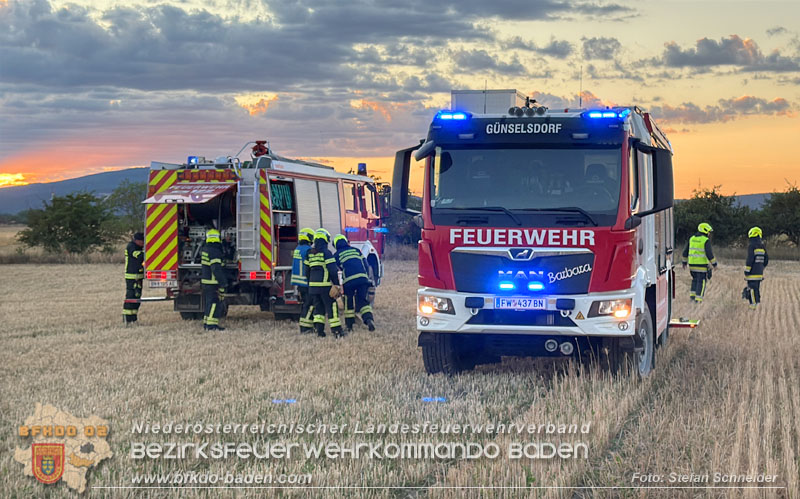 20260703_Brand einer Arbeitsmaschine (Rundballenpresse) auf einem Feld im Gemeindegbiet G�nselsdorf Foto: Stefan Schneider BFKDO BADEN