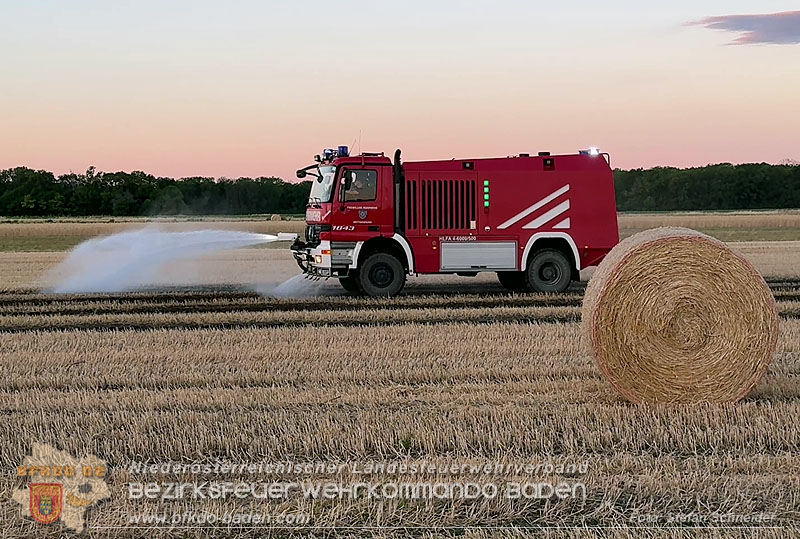 20260703_Brand einer Arbeitsmaschine (Rundballenpresse) auf einem Feld im Gemeindegbiet Günselsdorf Foto: Stefan Schneider BFKDO BADEN 20260703_Brand einer Arbeitsmaschine (Rundballenpresse) auf einem Feld im Gemeindegbiet Günselsdorf Foto: Stefan Schneider BFKDO BADEN