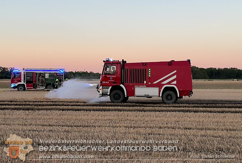 20260703_Brand einer Arbeitsmaschine (Rundballenpresse) auf einem Feld im Gemeindegbiet Günselsdorf Foto: Stefan Schneider BFKDO BADEN 20260703_Brand einer Arbeitsmaschine (Rundballenpresse) auf einem Feld im Gemeindegbiet Günselsdorf Foto: Stefan Schneider BFKDO BADEN