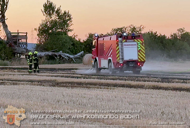 20260703_Brand einer Arbeitsmaschine (Rundballenpresse) auf einem Feld im Gemeindegbiet Günselsdorf Foto: Stefan Schneider BFKDO BADEN 20260703_Brand einer Arbeitsmaschine (Rundballenpresse) auf einem Feld im Gemeindegbiet Günselsdorf Foto: Stefan Schneider BFKDO BADEN
