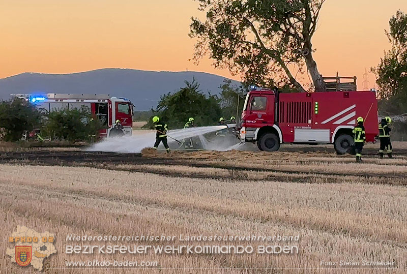 20260703_Brand einer Arbeitsmaschine (Rundballenpresse) auf einem Feld im Gemeindegbiet Günselsdorf Foto: Stefan Schneider BFKDO BADEN 20260703_Brand einer Arbeitsmaschine (Rundballenpresse) auf einem Feld im Gemeindegbiet Günselsdorf Foto: Stefan Schneider BFKDO BADEN