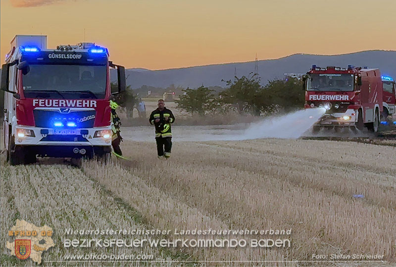 20260703_Brand einer Arbeitsmaschine (Rundballenpresse) auf einem Feld im Gemeindegbiet Günselsdorf Foto: Stefan Schneider BFKDO BADEN 20260703_Brand einer Arbeitsmaschine (Rundballenpresse) auf einem Feld im Gemeindegbiet Günselsdorf Foto: Stefan Schneider BFKDO BADEN
