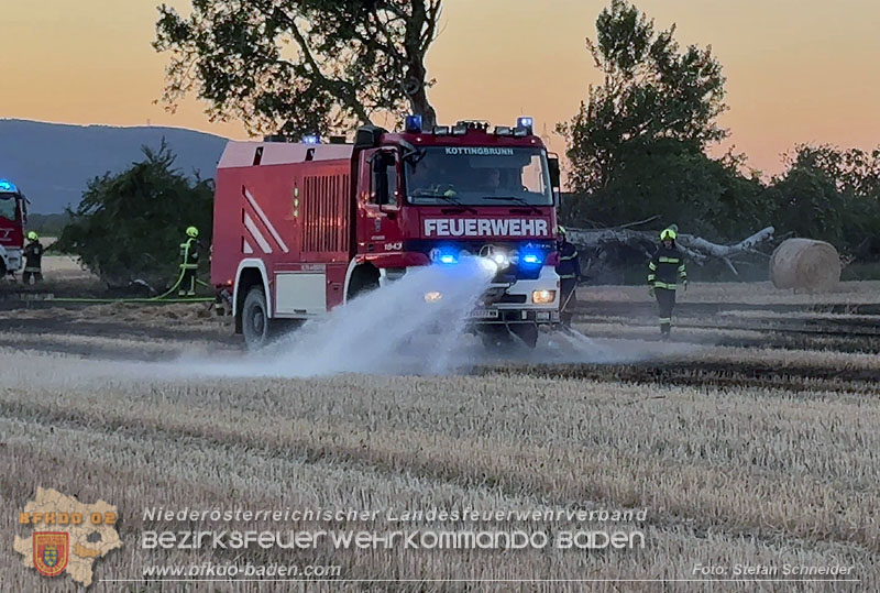 20260703_Brand einer Arbeitsmaschine (Rundballenpresse) auf einem Feld im Gemeindegbiet Günselsdorf Foto: Stefan Schneider BFKDO BADEN 20260703_Brand einer Arbeitsmaschine (Rundballenpresse) auf einem Feld im Gemeindegbiet Günselsdorf Foto: Stefan Schneider BFKDO BADEN