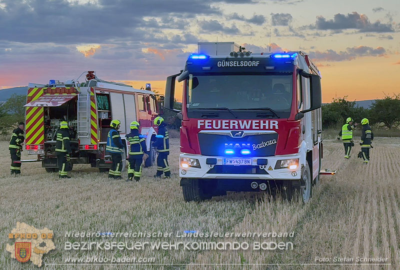 20260703_Brand einer Arbeitsmaschine (Rundballenpresse) auf einem Feld im Gemeindegbiet Günselsdorf Foto: Stefan Schneider BFKDO BADEN 20260703_Brand einer Arbeitsmaschine (Rundballenpresse) auf einem Feld im Gemeindegbiet Günselsdorf Foto: Stefan Schneider BFKDO BADEN