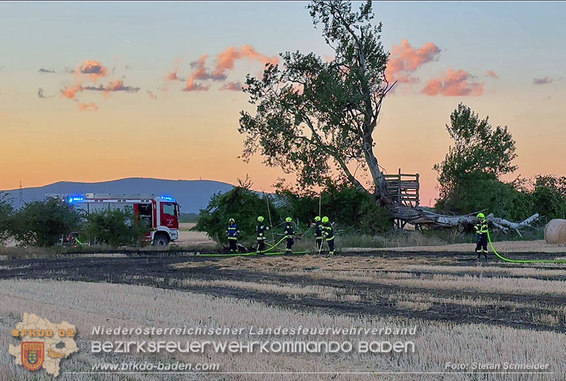 20260703_Brand einer Arbeitsmaschine (Rundballenpresse) auf einem Feld im Gemeindegbiet Günselsdorf Foto: Stefan Schneider BFKDO BADEN 20260703_Brand einer Arbeitsmaschine (Rundballenpresse) auf einem Feld im Gemeindegbiet Günselsdorf Foto: Stefan Schneider BFKDO BADEN