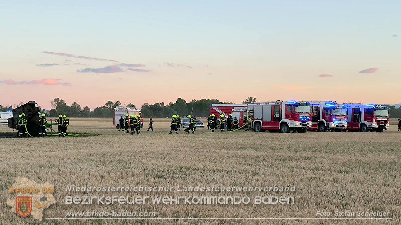 20260703_Brand einer Arbeitsmaschine (Rundballenpresse) auf einem Feld im Gemeindegbiet Günselsdorf Foto: Stefan Schneider BFKDO BADEN 20260703_Brand einer Arbeitsmaschine (Rundballenpresse) auf einem Feld im Gemeindegbiet Günselsdorf Foto: Stefan Schneider BFKDO BADEN