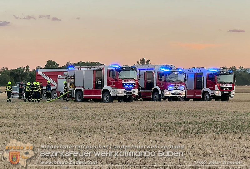 20260703_Brand einer Arbeitsmaschine (Rundballenpresse) auf einem Feld im Gemeindegbiet Günselsdorf Foto: Stefan Schneider BFKDO BADEN 20260703_Brand einer Arbeitsmaschine (Rundballenpresse) auf einem Feld im Gemeindegbiet Günselsdorf Foto: Stefan Schneider BFKDO BADEN