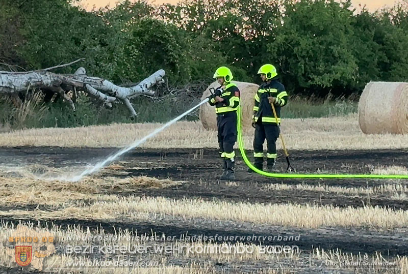 20260703_Brand einer Arbeitsmaschine (Rundballenpresse) auf einem Feld im Gemeindegbiet Günselsdorf Foto: Stefan Schneider BFKDO BADEN 20260703_Brand einer Arbeitsmaschine (Rundballenpresse) auf einem Feld im Gemeindegbiet Günselsdorf Foto: Stefan Schneider BFKDO BADEN