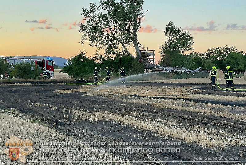 20260703_Brand einer Arbeitsmaschine (Rundballenpresse) auf einem Feld im Gemeindegbiet Günselsdorf Foto: Stefan Schneider BFKDO BADEN 20260703_Brand einer Arbeitsmaschine (Rundballenpresse) auf einem Feld im Gemeindegbiet Günselsdorf Foto: Stefan Schneider BFKDO BADEN