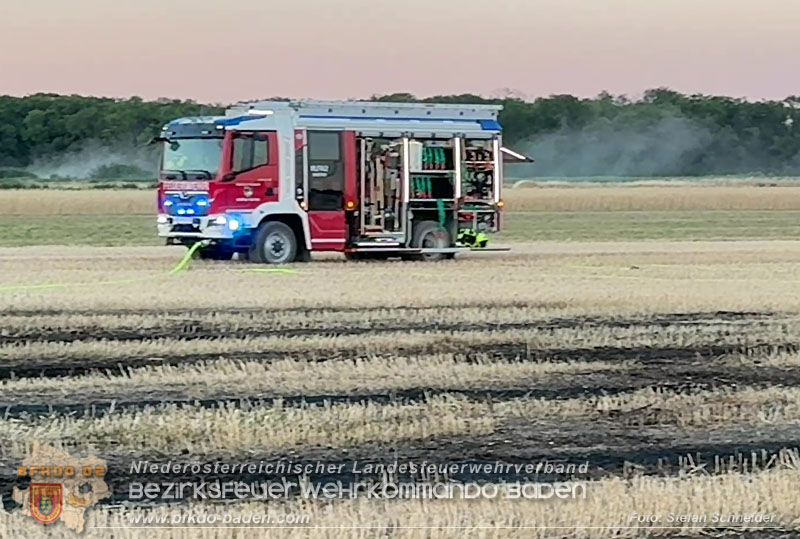 20260703_Brand einer Arbeitsmaschine (Rundballenpresse) auf einem Feld im Gemeindegbiet Günselsdorf Foto: Stefan Schneider BFKDO BADEN 20260703_Brand einer Arbeitsmaschine (Rundballenpresse) auf einem Feld im Gemeindegbiet Günselsdorf Foto: Stefan Schneider BFKDO BADEN