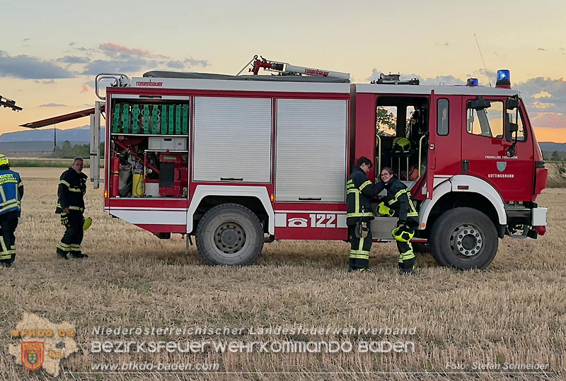 20260703_Brand einer Arbeitsmaschine (Rundballenpresse) auf einem Feld im Gemeindegbiet Günselsdorf Foto: Stefan Schneider BFKDO BADEN 20260703_Brand einer Arbeitsmaschine (Rundballenpresse) auf einem Feld im Gemeindegbiet Günselsdorf Foto: Stefan Schneider BFKDO BADEN
