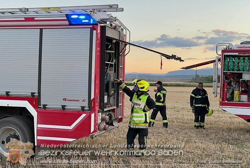 20260703_Brand einer Arbeitsmaschine (Rundballenpresse) auf einem Feld im Gemeindegbiet Günselsdorf Foto: Stefan Schneider BFKDO BADEN 20260703_Brand einer Arbeitsmaschine (Rundballenpresse) auf einem Feld im Gemeindegbiet Günselsdorf Foto: Stefan Schneider BFKDO BADEN