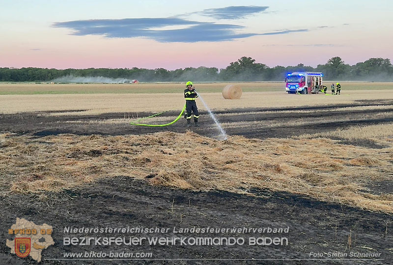 20260703_Brand einer Arbeitsmaschine (Rundballenpresse) auf einem Feld im Gemeindegbiet Günselsdorf Foto: Stefan Schneider BFKDO BADEN 20260703_Brand einer Arbeitsmaschine (Rundballenpresse) auf einem Feld im Gemeindegbiet Günselsdorf Foto: Stefan Schneider BFKDO BADEN