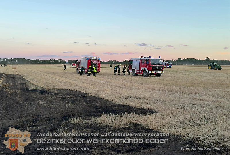 20260703_Brand einer Arbeitsmaschine (Rundballenpresse) auf einem Feld im Gemeindegbiet Günselsdorf Foto: Stefan Schneider BFKDO BADEN 20260703_Brand einer Arbeitsmaschine (Rundballenpresse) auf einem Feld im Gemeindegbiet Günselsdorf Foto: Stefan Schneider BFKDO BADEN