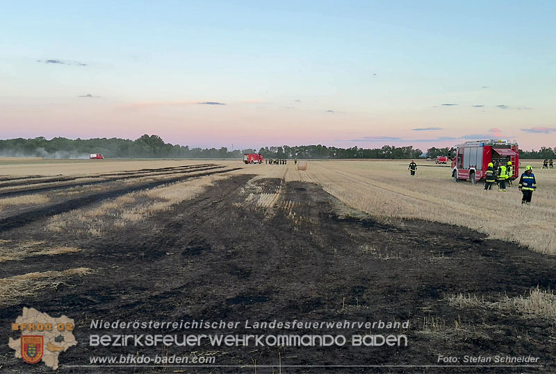 20260703_Brand einer Arbeitsmaschine (Rundballenpresse) auf einem Feld im Gemeindegbiet Günselsdorf Foto: Stefan Schneider BFKDO BADEN 20260703_Brand einer Arbeitsmaschine (Rundballenpresse) auf einem Feld im Gemeindegbiet Günselsdorf Foto: Stefan Schneider BFKDO BADEN