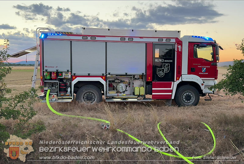 20260703_Brand einer Arbeitsmaschine (Rundballenpresse) auf einem Feld im Gemeindegbiet Günselsdorf Foto: Stefan Schneider BFKDO BADEN 20260703_Brand einer Arbeitsmaschine (Rundballenpresse) auf einem Feld im Gemeindegbiet Günselsdorf Foto: Stefan Schneider BFKDO BADEN