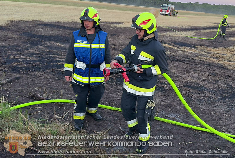 20260703_Brand einer Arbeitsmaschine (Rundballenpresse) auf einem Feld im Gemeindegbiet Günselsdorf Foto: Stefan Schneider BFKDO BADEN 20260703_Brand einer Arbeitsmaschine (Rundballenpresse) auf einem Feld im Gemeindegbiet Günselsdorf Foto: Stefan Schneider BFKDO BADEN