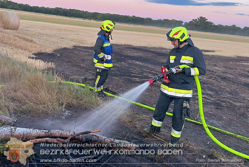 20260703_Brand einer Arbeitsmaschine (Rundballenpresse) auf einem Feld im Gemeindegbiet Günselsdorf Foto: Stefan Schneider BFKDO BADEN 20260703_Brand einer Arbeitsmaschine (Rundballenpresse) auf einem Feld im Gemeindegbiet Günselsdorf Foto: Stefan Schneider BFKDO BADEN