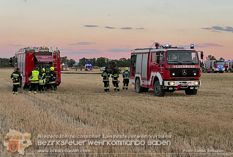 20260703_Brand einer Arbeitsmaschine (Rundballenpresse) auf einem Feld im Gemeindegbiet Günselsdorf Foto: Stefan Schneider BFKDO BADEN 20260703_Brand einer Arbeitsmaschine (Rundballenpresse) auf einem Feld im Gemeindegbiet Günselsdorf Foto: Stefan Schneider BFKDO BADEN
