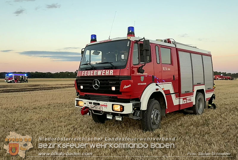 20260703_Brand einer Arbeitsmaschine (Rundballenpresse) auf einem Feld im Gemeindegbiet Günselsdorf Foto: Stefan Schneider BFKDO BADEN 20260703_Brand einer Arbeitsmaschine (Rundballenpresse) auf einem Feld im Gemeindegbiet Günselsdorf Foto: Stefan Schneider BFKDO BADEN