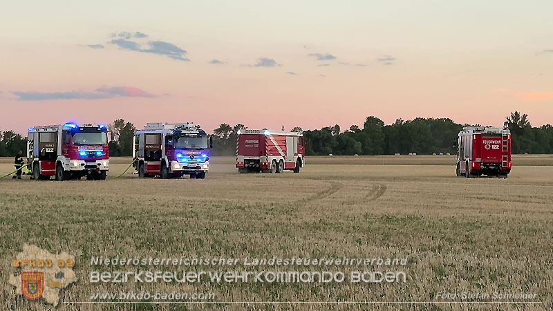 20260703_Brand einer Arbeitsmaschine (Rundballenpresse) auf einem Feld im Gemeindegbiet Günselsdorf Foto: Stefan Schneider BFKDO BADEN 20260703_Brand einer Arbeitsmaschine (Rundballenpresse) auf einem Feld im Gemeindegbiet Günselsdorf Foto: Stefan Schneider BFKDO BADEN