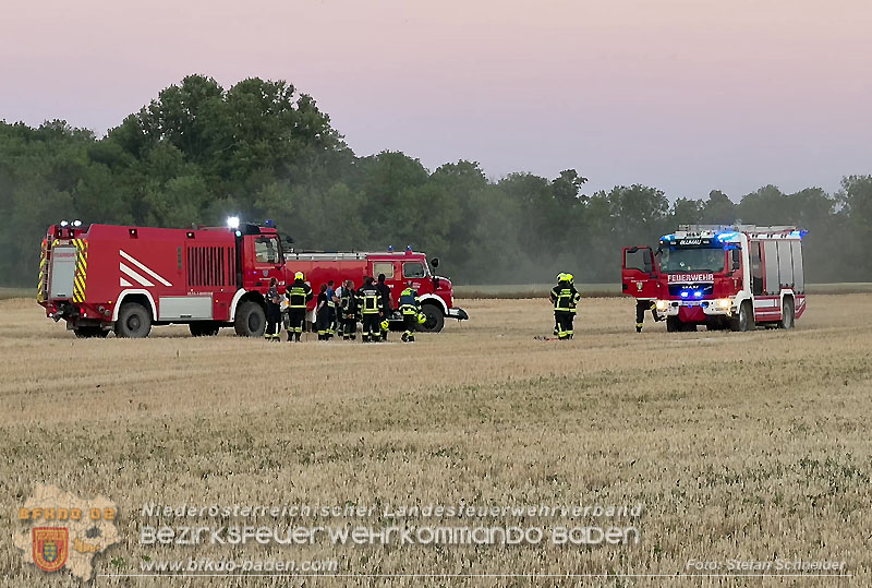 20260703_Brand einer Arbeitsmaschine (Rundballenpresse) auf einem Feld im Gemeindegbiet Günselsdorf Foto: Stefan Schneider BFKDO BADEN 20260703_Brand einer Arbeitsmaschine (Rundballenpresse) auf einem Feld im Gemeindegbiet Günselsdorf Foto: Stefan Schneider BFKDO BADEN