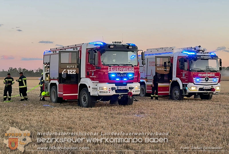 20260703_Brand einer Arbeitsmaschine (Rundballenpresse) auf einem Feld im Gemeindegbiet Günselsdorf Foto: Stefan Schneider BFKDO BADEN 20260703_Brand einer Arbeitsmaschine (Rundballenpresse) auf einem Feld im Gemeindegbiet Günselsdorf Foto: Stefan Schneider BFKDO BADEN