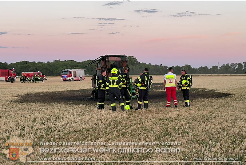 20260703_Brand einer Arbeitsmaschine (Rundballenpresse) auf einem Feld im Gemeindegbiet Günselsdorf Foto: Stefan Schneider BFKDO BADEN 20260703_Brand einer Arbeitsmaschine (Rundballenpresse) auf einem Feld im Gemeindegbiet Günselsdorf Foto: Stefan Schneider BFKDO BADEN