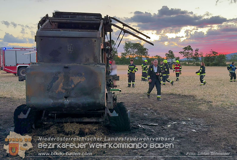 20260703_Brand einer Arbeitsmaschine (Rundballenpresse) auf einem Feld im Gemeindegbiet Günselsdorf Foto: Stefan Schneider BFKDO BADEN 20260703_Brand einer Arbeitsmaschine (Rundballenpresse) auf einem Feld im Gemeindegbiet Günselsdorf Foto: Stefan Schneider BFKDO BADEN