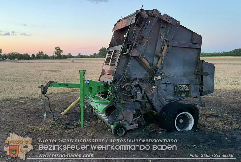 20260703_Brand einer Arbeitsmaschine (Rundballenpresse) auf einem Feld im Gemeindegbiet Günselsdorf Foto: Stefan Schneider BFKDO BADEN 20260703_Brand einer Arbeitsmaschine (Rundballenpresse) auf einem Feld im Gemeindegbiet Günselsdorf Foto: Stefan Schneider BFKDO BADEN
