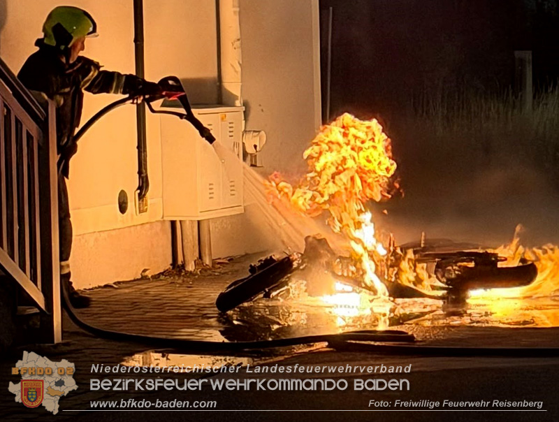 20260720_Moped brennt direkt hinter dem Feuerwehrhaus Foto: FF Reisenberg 20260720_Moped brennt direkt hinter dem Feuerwehrhaus Foto: FF Reisenberg