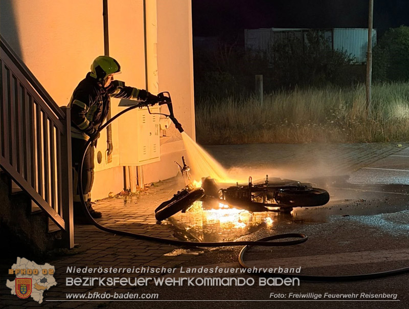20260720_Moped brennt direkt hinter dem Feuerwehrhaus Foto: FF Reisenberg 20260720_Moped brennt direkt hinter dem Feuerwehrhaus Foto: FF Reisenberg