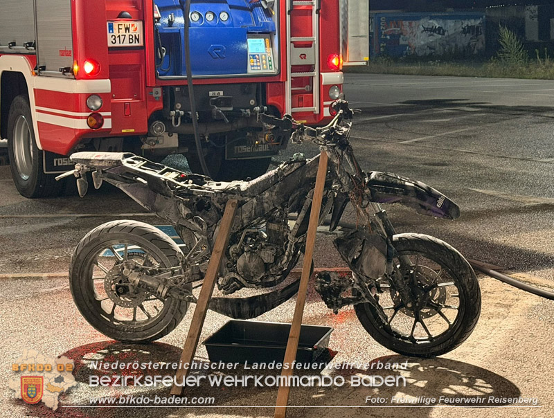 20260720_Moped brennt direkt hinter dem Feuerwehrhaus   Foto: FF Reisenberg