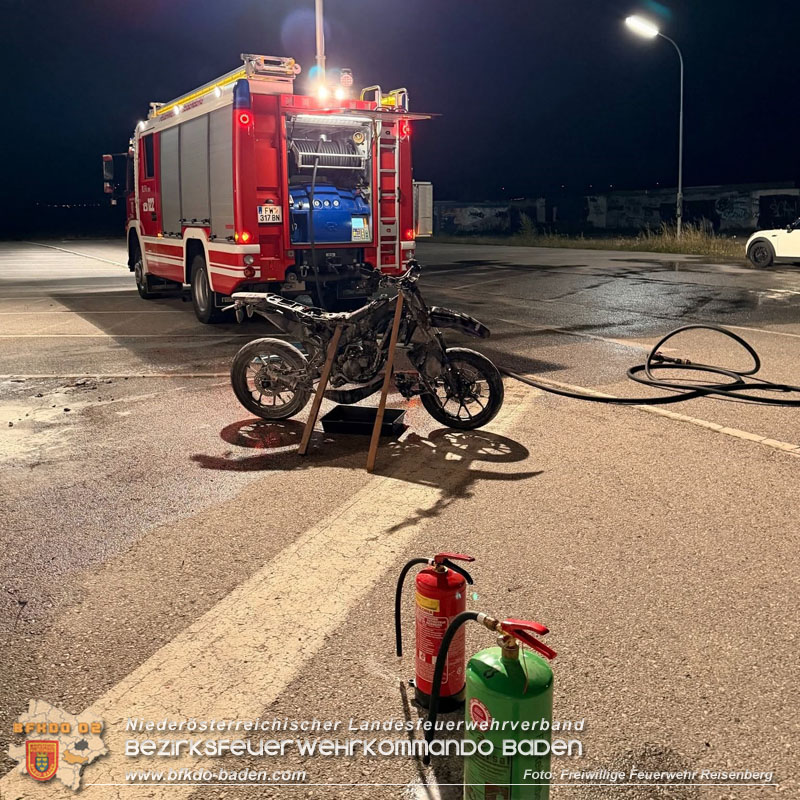20260720_Moped brennt direkt hinter dem Feuerwehrhaus Foto: FF Reisenberg 20260720_Moped brennt direkt hinter dem Feuerwehrhaus Foto: FF Reisenberg