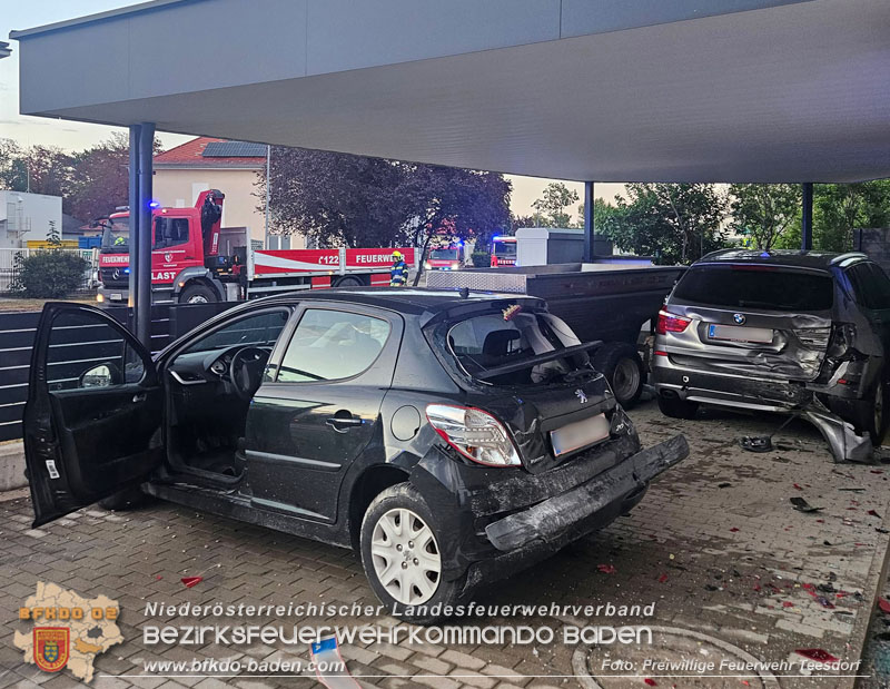 20260723_Pkw prallt gegen Pkw unter Carport  Foto: FF Teesdorf