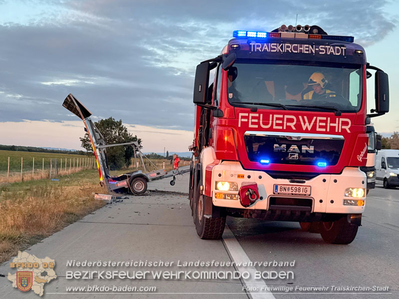 20260724_LKW rammt Absicherungsanh�nger auf der A2  Foto: Verena Dobianer FF Traiskirchen-Stadt