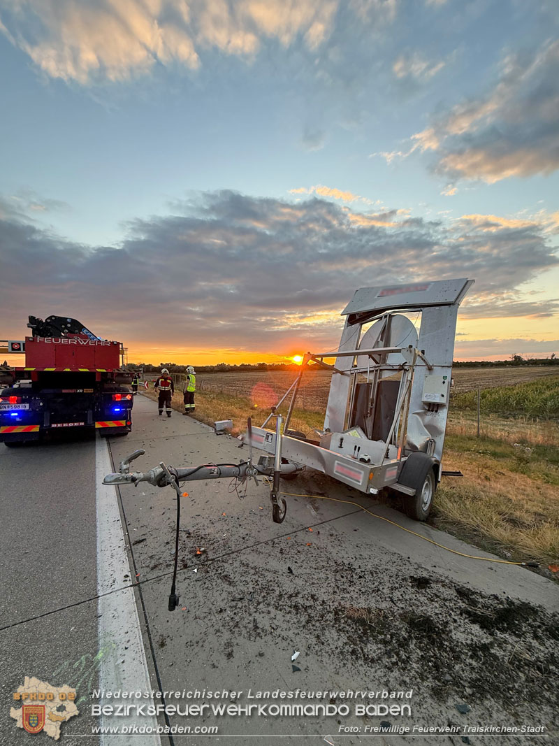 20260724_LKW rammt Absicherungsanh�nger auf der A2  Foto: Verena Dobianer FF Traiskirchen-Stadt