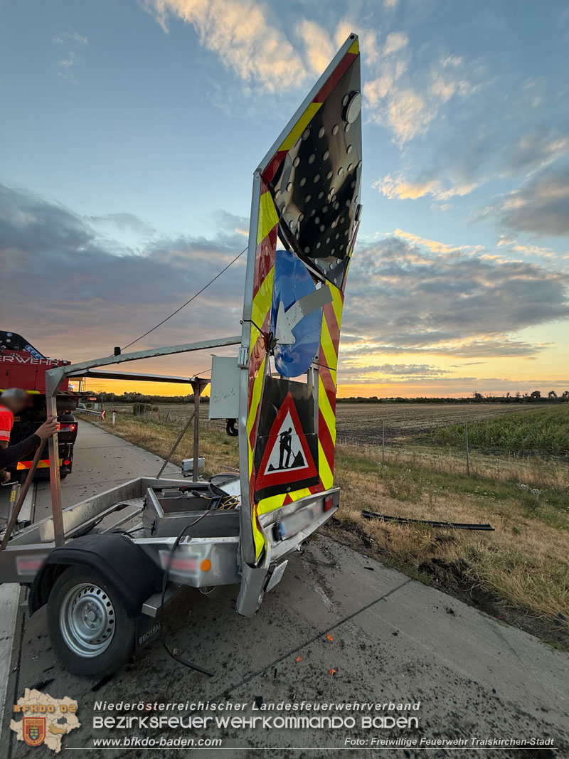 20260724_LKW rammt Absicherungsanh�nger auf der A2  Foto: Verena Dobianer FF Traiskirchen-Stadt