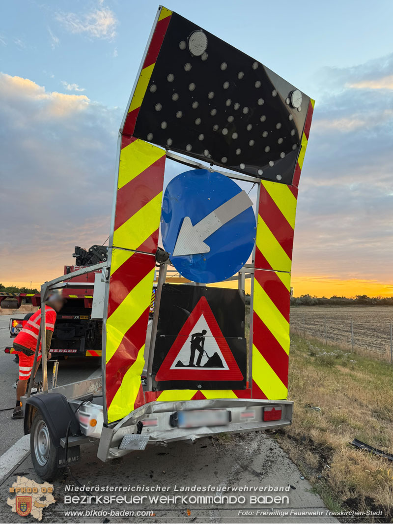 20260724_LKW rammt Absicherungsanh�nger auf der A2  Foto: Verena Dobianer FF Traiskirchen-Stadt