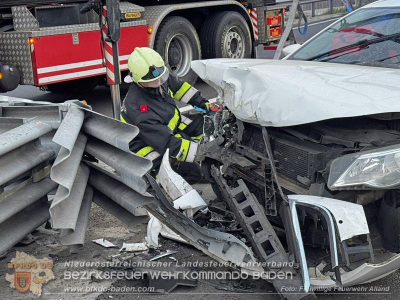 20260726_PKW prallt auf A21 frontal gegen Aufpralld�mpfer  Foto: FF Alland