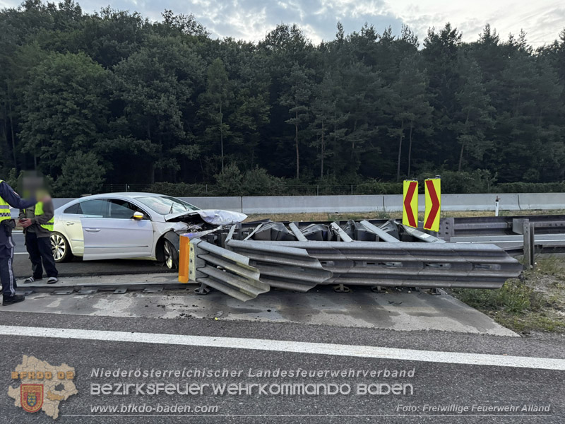 20260726_PKW prallt auf A21 frontal gegen Aufpralld�mpfer  Foto: FF Alland
