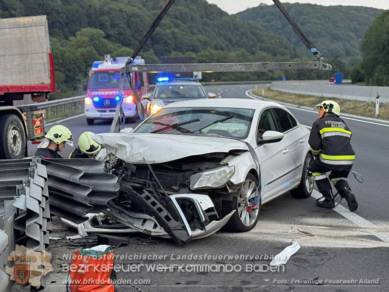 20260726_PKW prallt auf A21 frontal gegen Aufpralld�mpfer  Foto: FF Alland