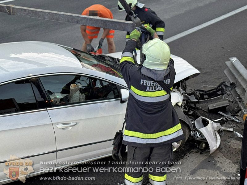 20260726_PKW prallt auf A21 frontal gegen Aufpralld�mpfer  Foto: FF Alland