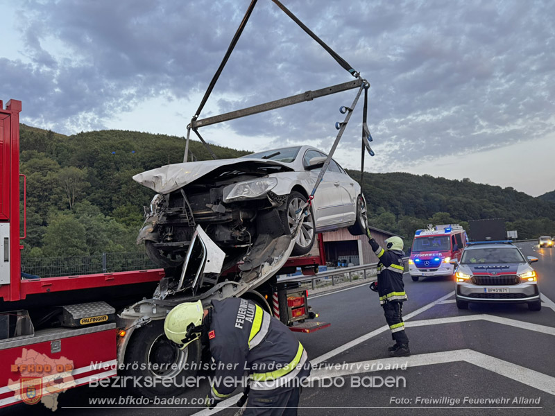 20260726_PKW prallt auf A21 frontal gegen Aufpralld�mpfer Foto: FF Alland
