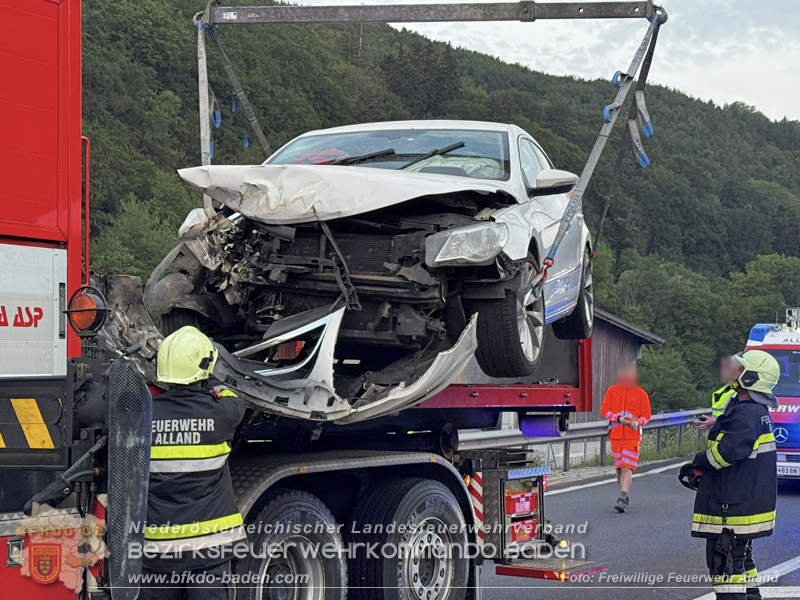20260726_PKW prallt auf A21 frontal gegen Aufpralld�mpfer Foto: FF Alland